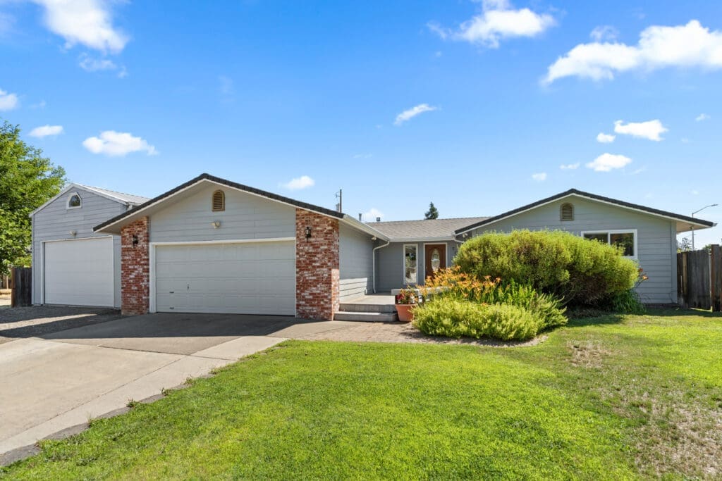 1_7680 gladstone ave-04